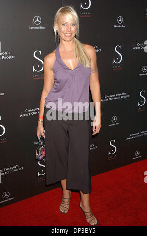 Jun 27, 2006 ; Los Angeles, CA, USA ; l'actrice Fiona Horne à l'inauguration de la Hollywood qui sera bénéfique pour le programme de sensibilisation de Charlize Theron crédit obligatoire : Photo par Paul Fenton/ZUMA KPA.. (©) Copyright 2006 by Paul Fenton Banque D'Images