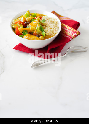 Déjeuner végétarien, Bol de couscous aux légumes au curry rouge avec serviette et la fourche on white background, Studio Shot Banque D'Images