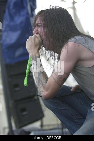 Jun 27, 2006 ; Raleigh, NC, USA ; Band UNDEROATH effectuer vivre comme le Vans Warped Tour 2006 fait un arrêt à Alltel Pavilion situé à Raleigh. Crédit obligatoire : Photo par Jason Moore/ZUMA Press. (©) Copyright 2006 par Jason Moore Banque D'Images