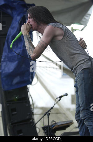 Jun 27, 2006 ; Raleigh, NC, USA ; Band UNDEROATH effectuer vivre comme le Vans Warped Tour 2006 fait un arrêt à Alltel Pavilion situé à Raleigh. Crédit obligatoire : Photo par Jason Moore/ZUMA Press. (©) Copyright 2006 par Jason Moore Banque D'Images