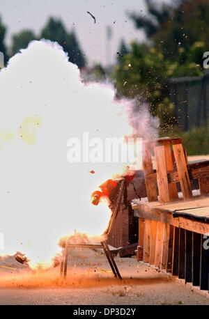 Jun 29, 2006 ; San Leandro, CA, USA ; une boule de feu ravage un mannequin comme l'Alameda County Bomb Squad a déclenché une M-100 dans la main du mannequin enfant et les deux enfants dans la poche de veste, un M-100 et un M-1000, ont été mis en valeur une explosion sympathtic par l'original M-100 au cours de la démonstration d'artifice par l'Alameda County Fire et ministères Shérif le jeudi 29 juin, 2006 Banque D'Images