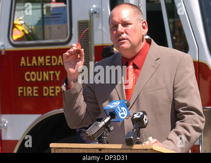 Jun 29, 2006 ; San Leandro, CA, USA ; Scott Dudek, un sergent avec le shérif du comté d'Alameda, est titulaire d'un M-1000, qui est un quart de bâton de dynamite, comme il parle des dommages qu'il pourrait infliger à une personne au cours de la démonstration d'artifice par l'Alameda County Fire et ministères Shérif le jeudi 29 juin 2006 à San Leandro, Californie Le shérif est d'avoir son amnistie annuelle Banque D'Images