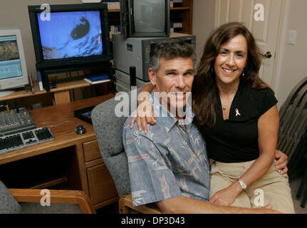 Jun 29, 2006 ; Del Mar, CA, USA ; Howard et Michele Hall assis dans leur salle de montage, où ils ont travaillé sur leur film IMAX intitulé DEEP SEA, qui s'ouvre au Centre des sciences de la flotte le 1er juillet. Crédit obligatoire : Photo de Don Kohlbauer/SDU-T/ZUMA Press. (©) Copyright 2006 by SDU-T Banque D'Images