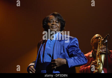 La chanteuse légendaire James Brown meurt à 73 à Atlanta, Géorgie. JAMES BROWN, le dynamique, pompadoured "Godfather of Soul", dont la voix râpeuse et rythmes révolutionnaire a fait de lui l'un des fondateurs du rap, funk et disco ainsi, est mort tôt lundi, le matin de Noël 2006. Né le 3 mai 1933 en Géorgie. Laisse derrière lui sa quatrième épouse, Tomi Raye Hynie, l'un de ses choristes. Le couple eut un fils, Banque D'Images