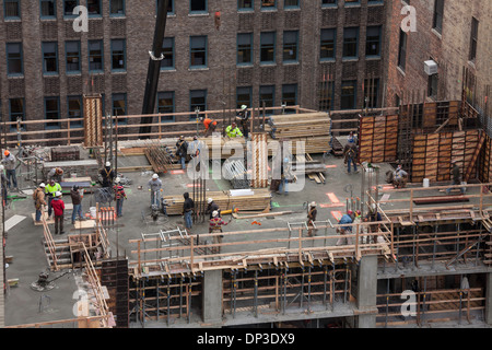 High-rise Building Construction Site avec des commerçants, NYC Banque D'Images