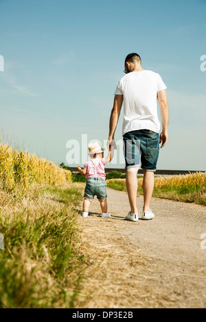 Père et fille de bébé Walking Outdoors, Mannheim, Baden-Wurttemberg, Germany Banque D'Images