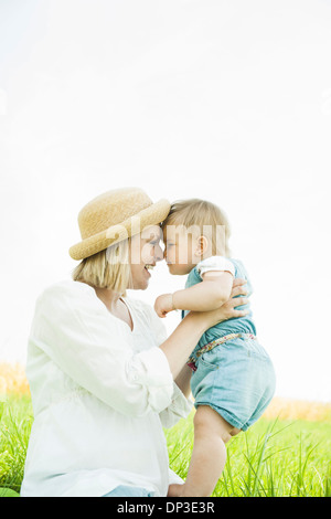 Mère et fille de bébé à l'extérieur, Mannheim, Baden-Wurttemberg, Germany Banque D'Images