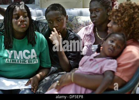 Jun 30, 2006 ; Ft. Pierce, FL, USA ; la famille et les amis de Craig Ferguson recueillir à son domicile le N. 51 .st à Fort Pierce, le jeudi après-midi. de gauche, Craig's children, Craigrita, Craig 'CJ', et s'asseoir au milieu, Bain Allisia outiside avec la famille Pasteur, Sessie Fisher, de la nouvelle alliance du centre de prière la plus jeune fille de Craig, Jahletha. Craig s'est noyé dans le canal près de son hom Banque D'Images