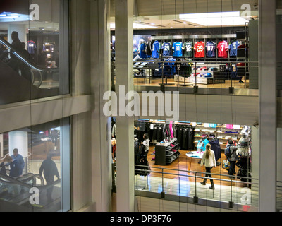 Niketown Athletic Apparel Store, avec les chaussures Nike avec logo Swoosh, intérieur, 6 East 57th Street, NYC Banque D'Images