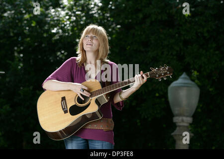 Jul 03, 2006 ; San Diego, CA, USA ; MOLLY JENSON, un chanteur-compositeur local. Crédit obligatoire : Photo par Scott Linnet/SDU-T/ZUMA Press. (©) Copyright 2006 by SDU-T Banque D'Images