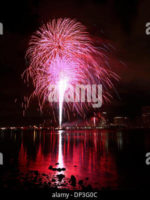 Jul 04, 2006 ; West Palm Beach, FL, USA ; Quatrième de juillet feux d'artifice illuminent le ciel au-dessus de West Palm Beach et l'Intracoastal Waterway, vues du Palm Beach. Crédit obligatoire : Photo par eaux Lannis représente/Palm Beach Post/ZUMA Press. (©) Copyright 2006 par Palm Beach Post Banque D'Images