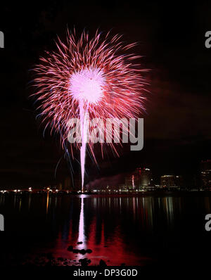 Jul 04, 2006 ; West Palm Beach, FL, USA ; Quatrième de juillet feux d'artifice illuminent le ciel au-dessus de West Palm Beach et l'Intracoastal Waterway, vues du Palm Beach. Crédit obligatoire : Photo par eaux Lannis représente/Palm Beach Post/ZUMA Press. (©) Copyright 2006 par Palm Beach Post Banque D'Images