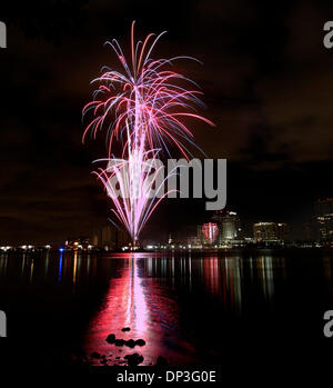 Jul 04, 2006 ; West Palm Beach, FL, USA ; Quatrième de juillet feux d'artifice illuminent le ciel au-dessus de West Palm Beach et l'Intracoastal Waterway, vues du Palm Beach. Crédit obligatoire : Photo par eaux Lannis représente/Palm Beach Post/ZUMA Press. (©) Copyright 2006 par Palm Beach Post Banque D'Images