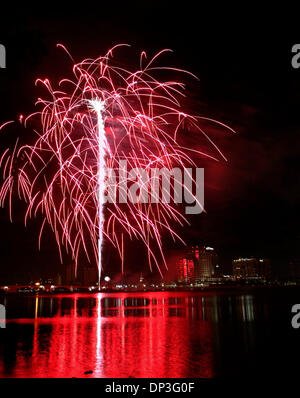 Jul 04, 2006 ; West Palm Beach, FL, USA ; Quatrième de juillet feux d'artifice illuminent le ciel au-dessus de West Palm Beach et l'Intracoastal Waterway, vues du Palm Beach. Crédit obligatoire : Photo par eaux Lannis représente/Palm Beach Post/ZUMA Press. (©) Copyright 2006 par Palm Beach Post Banque D'Images