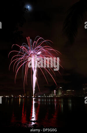 Jul 04, 2006 ; West Palm Beach, FL, USA ; Quatrième de juillet feux d'artifice illuminent le ciel au-dessus de West Palm Beach et l'Intracoastal Waterway, vues du Palm Beach. Crédit obligatoire : Photo par eaux Lannis représente/Palm Beach Post/ZUMA Press. (©) Copyright 2006 par Palm Beach Post Banque D'Images