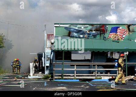 Jul 04, 2006 ; West Palm Beach, FL, USA ; Palm Beach County Fire Rescue travaille à exstinguish un incendie dans l'ancien site de l'atterrissage sur piste militaire mardi matin.Le bâtiment était déjà heavilly endommagé à partir d'un ancien feu et de l'ouragan Wilma. L'buildiing était vacant. Crédit obligatoire : Photo par Greg Lovett/Palm Beach Post/ZUMA Press. (©) Copyright 2006 par Palm Beach Banque D'Images