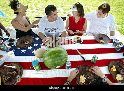 Jul 04, 2006 ; West Palm Beach, FL, USA ; de gauche à droite Natalie Barato, Juan Daniel, Hilda Cortes et Oscar Barato, profiter d'un pique-nique du 4 juillet de poulet, saucisses, steaks, des plantains et des fruits dans le parc Okeeheelee. Les Cortes et Barato familles sont de Greenacres. Crédit obligatoire : Photo par Greg Lovett/Palm Beach Post/ZUMA Press. (©) Copyright 2006 par Palm Beach Post Banque D'Images