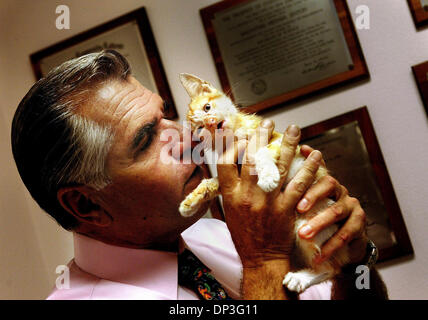 Jul 04, 2006 ; West Palm Beach, FL, USA ; Dr Salvatore Zeitlin nuzzles 'Chipper,' un très malades et handicapés chaton, qu'il mange et boit avant une foule de caméras de télévision et les journalistes lundi à l'hôpital Animal Dixie du Sud dans la région de West Palm Beach. D'après Maury Swee du 10e 'Vie' sanctuaire, le chaton à peine survécu à un pénible accident il y a plusieurs semaines, le 2 juin Banque D'Images