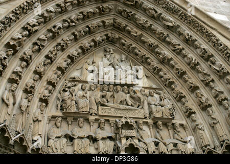 Juillet 05, 2006 ; Paris, France ; détail autour de l'entrée ouest de la porte de Notre Dame de Paris (le français pour "Notre Dame de Paris', signifiant l'église à Paris dédié à la Vierge Marie), souvent connu simplement comme Notre Dame, en anglais, est une cathédrale gothique sur la moitié orientale de l'ële de la CitŽ dans Paris, France, avec son entrée principale à l'ouest. Bien qu'une destination touristique majeure, il Banque D'Images