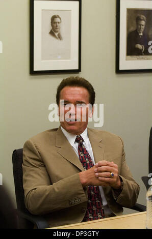 Jul 06, 2006 ; Ukiah, CA, USA ; gouverneur de la Californie Arnold Schwarzenegger parle au cours d'une séance de questions et réponses pour la rédaction de l'Abeille. Crédit obligatoire : Photo par Jay Mather/ZUMA Press. (©) Copyright 2006 par Sacramento Bee Banque D'Images