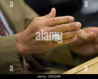 Jul 06, 2006 ; Ukiah, CA, USA ; gouverneur de la Californie Arnold Schwarzenegger est venu à la Sacramento Bee à rencontrer le Comité de Rédaction, jeudi, 6 juillet 2006. Il portait un anneau du crâne. Crédit obligatoire : Photo par Jay Mather/ZUMA Press. ( ?) Copyright 2006 par Sacramento Bee Banque D'Images