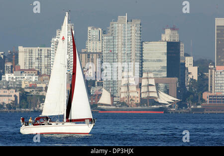 Jul 09, 2006 ; San Diego, CA, USA ; baie de SAn Diego sur une fin d'après-midi. Un voilier sur la baie, avec l'étoile de l'Inde n'est placé sur l'arrière-plan. Crédit obligatoire : Photo de Jim Baird/SDU-T/ZUMA Press. (©) Copyright 2006 by SDU-T Banque D'Images