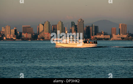 Jul 09, 2006 ; San Diego, CA, USA ; baie de SAn Diego sur une fin d'après-midi. Le bateau de pêche Pacific Dawn revient sur le port au crépuscule. Crédit obligatoire : Photo de Jim Baird/SDU-T/ZUMA Press. (©) Copyright 2006 by SDU-T Banque D'Images