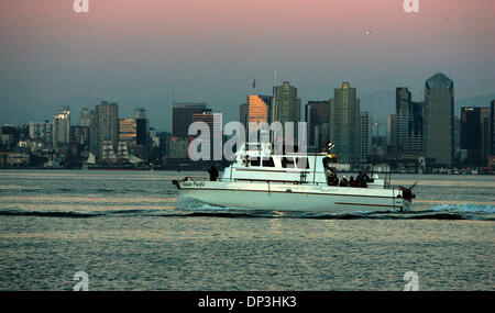 Jul 09, 2006 ; San Diego, CA, USA ; baie de SAn Diego sur une fin d'après-midi. Le bateau de pêche Daiwa Pacific revient à l'Harbour au crépuscule. Crédit obligatoire : Photo de Jim Baird/SDU-T/ZUMA Press. (©) Copyright 2006 by SDU-T Banque D'Images