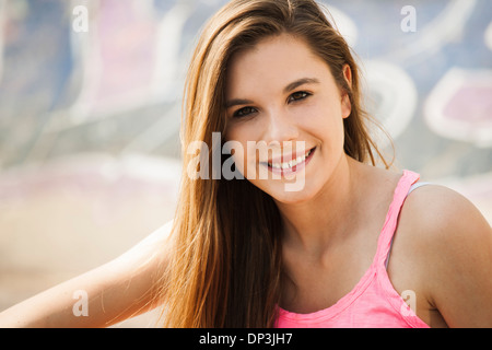 Portrait of Teenage Girl in Skatepark, Feudenheim, Mannheim, Baden-Wurttemberg, Germany Banque D'Images