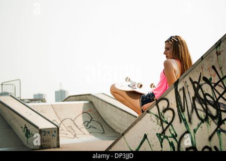 Portrait of Teenage Girl in Skatepark, Feudenheim, Mannheim, Baden-Wurttemberg, Germany Banque D'Images