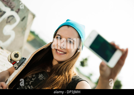 Teenage Girl taking Self Portrait in Skatepark, Feudenheim, Mannheim, Baden-Wurttemberg, Germany Banque D'Images