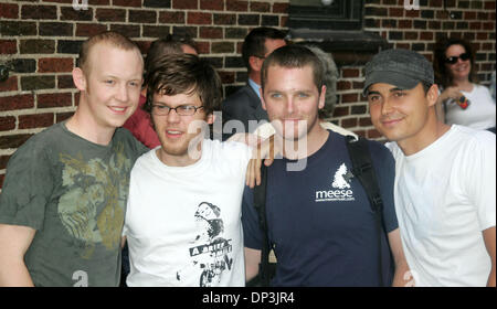 Jul 10, 2006 ; New York, NY, USA ; groupe de rock alternatif "La Mêlée" (L-R) ISSAC SLADE, DAVE WELSH, Ben Wysocki et Joe King à 'le Late Show with David Letterman" tenue à l'Ed Sullivan Theater. Crédit obligatoire : Photo par Nancy/Kaszerman ZUMA Press. (©) Copyright 2006 by Kaszerman Banque D'Images