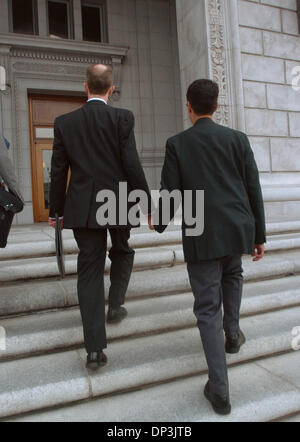Jul 10, 2006 ; San Francisco, CA, USA ; John Lewis et Stuart Gaffrey, droite, de San Francisco, tenir la main comme ils entrent dans la cour d'appel Audience à San Francisco Lundi 10 juillet 2006. Le couple s'est marié en février 2004. Audience de la Cour d'appel par les anti-mariage gay des groupes de décision du juge Richard Kramer en 2005 que l'interdiction de l'état permettant aux homosexuels de se marier est requête Banque D'Images