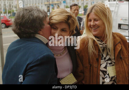 Jul 10, 2006 ; San Francisco, CA, USA ; Procureur Gloria Allred, centre, obtient un baiser de son client Robin Tyler, gauche, comme son partenaire Diane Olson ressemble sur en face de l'Earl Warren à San Francisco Lundi 10 juillet 2006. Ils se sont vu refuser un permis pour se marier à Los Angeles parce qu'ils étaient du même sexe. Le couple est venu à San Francisco pour défendre leur position devant Banque D'Images