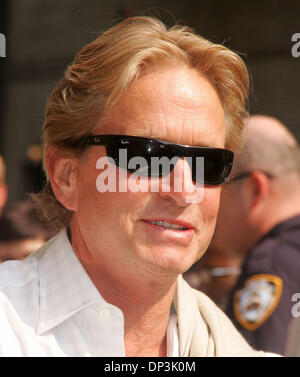 Jul 10, 2006 ; New York, NY, USA ; l'acteur Michael Douglas à la 'Late Show with David Letterman" tenue à l'Ed Sullivan Theater. Crédit obligatoire : Photo par Nancy/Kaszerman ZUMA Press. (©) Copyright 2006 by Kaszerman Banque D'Images