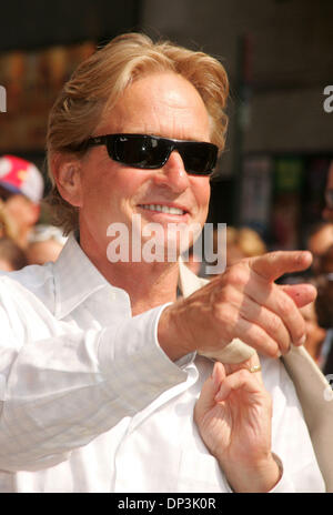 Jul 10, 2006 ; New York, NY, USA ; l'acteur Michael Douglas à la 'Late Show with David Letterman" tenue à l'Ed Sullivan Theater. Crédit obligatoire : Photo par Nancy/Kaszerman ZUMA Press. (©) Copyright 2006 by Kaszerman Banque D'Images