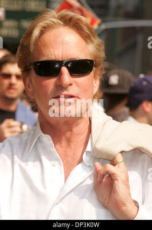 Jul 10, 2006 ; New York, NY, USA ; l'acteur Michael Douglas à la 'Late Show with David Letterman" tenue à l'Ed Sullivan Theater. Crédit obligatoire : Photo par Nancy/Kaszerman ZUMA Press. (©) Copyright 2006 by Kaszerman Banque D'Images