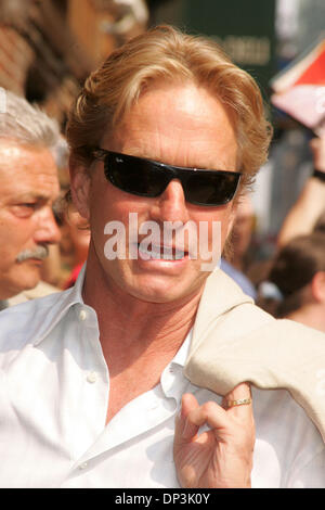 Jul 10, 2006 ; New York, NY, USA ; l'acteur Michael Douglas à la 'Late Show with David Letterman" tenue à l'Ed Sullivan Theater. Crédit obligatoire : Photo par Nancy/Kaszerman ZUMA Press. (©) Copyright 2006 by Kaszerman Banque D'Images