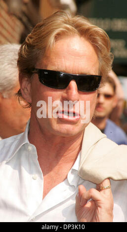 Jul 10, 2006 ; New York, NY, USA ; l'acteur Michael Douglas à la 'Late Show with David Letterman" tenue à l'Ed Sullivan Theater. Crédit obligatoire : Photo par Nancy/Kaszerman ZUMA Press. (©) Copyright 2006 by Kaszerman Banque D'Images