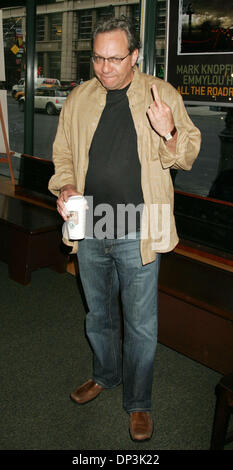 Jul 10, 2006 ; New York, NY, USA ; Comédien LEWIS BLACK fait la promotion de son nouveau livre 'Rien' Sacré de Barnes and Noble à Chelsea. Crédit obligatoire : Photo par Nancy/Kaszerman ZUMA Press. (©) Copyright 2006 by Kaszerman Banque D'Images