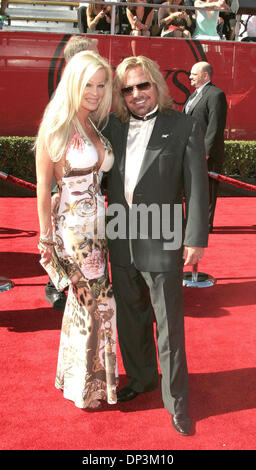 Jul 12, 2006 ; Los Angeles, CA, USA ; musicien Vince Neil et sa femme (Motley Crue) à l'ESPY awards 2006 qui a eu lieu au Kodak Theatre, à Hollywood. Crédit obligatoire : Photo par Paul Fenton/ZUMA KPA.. (©) Copyright 2006 by Paul Fenton Banque D'Images