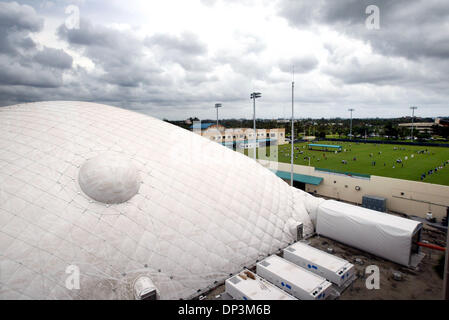 Jul 12, 2006 ; Davie, FL, USA ; Les Dauphins gonflé leur pratique nouvelle bulle sur samedi. Ce sera utilisée par mauvais temps quand les dauphins ne devraient normalement pas être en mesure d'exercer. Crédit obligatoire : Photo par Uma Sanghvi/PostZUMA Palm Beach Presse. (©) Copyright 2006 par Palm Beach Post Banque D'Images