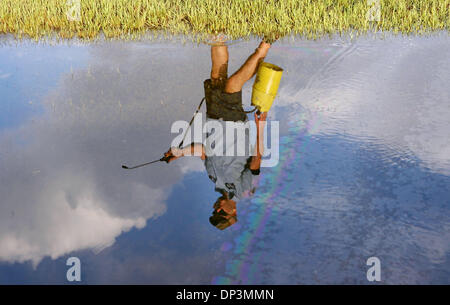 Jul 12, 2006 ; Delray Beach, FL, USA ; Inspecteur des moustiques, Greg Weeks sprays Huile paraffinique hydrotraité dans un bassin d'eau sur le côté de la route 441 après avoir trouvé des larves de moustique qui y poussent le 12 juillet 2006. Crédit obligatoire : Photo de J. Gwendolynne Berry/Palm Beach Post/ZUMA Press. (©) Copyright 2006 par Palm Beach Post Banque D'Images