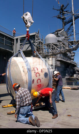 Jul 12, 2006 ; Alameda, CA, USA ; l'équipage de l'USS Hornet déplacez le Soyouz 7K-0K, qui est datée entre 1967 et 1971, à bord d'où il va s'asseoir à côté d'une capsule Apollo. Le Soyouz 3 places fait partie de la collection espace Chabot et est mis sur l'affichage dans le but de recueillir des fonds pour restaurer la capsule. La capsule a un tableau de bord parfaitement intacte et un moteur d'étrave Banque D'Images