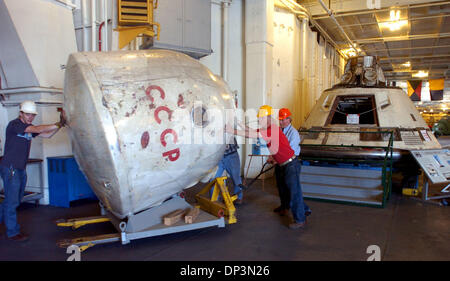 Jul 12, 2006 ; Alameda, CA, USA ; l'équipage de l'USS Hornet déplacez le Soyouz 7K-0K, qui est datée entre 1967 et 1971, à bord d'où il va s'asseoir à côté d'une capsule Apollo. Le Soyouz 3 places fait partie de la collection espace Chabot et est mis sur l'affichage dans le but de recueillir des fonds pour restaurer la capsule. La capsule a un tableau de bord parfaitement intacte et un moteur d'étrave Banque D'Images