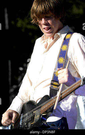 Jul 13, 2006 ; Santa Barbara, CA, USA ; Thurston Moore, de Sonic Youth, effectue au Santa Barbara Bowl le 13 juillet 2006. Sonic Youth a été un acte d'ouverture pour Pearl Jam. Crédit obligatoire : Photo par Brooks Smothers/ZUMA Press. (©) Copyright 2006 par Brooks Smothers Banque D'Images