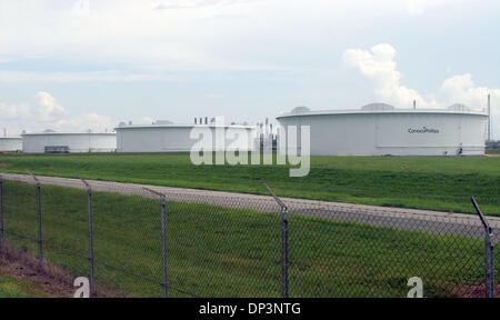 Jul 14, 2006 ; Belle Chasse, LA, USA ; l'Alliance raffinerie, situé à Belle Chasse, LA, sur le fleuve Mississippi, se trouve à environ 25 km au sud de New Orleans et 63 milles au nord du golfe du Mexique. La raffinerie a une capacité de traitement de pétrole brut de 247 mbpj et reçoit par pipeline de pétrole brut domestique et internationale via l'Offshore de bruts de la Louisiane de l'orifice d'huile. Crédit obligatoire : Ph Banque D'Images