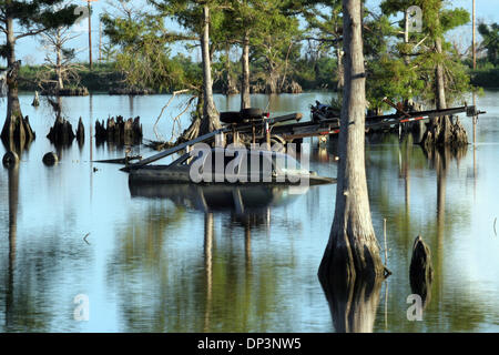 Jul 14, 2006 ; Venise, LA, USA ; vestiges de bateaux en lambeaux, des voitures et des débris dans la zone de la marina de Venise, la près d'un an après l'ouragan Katrina a frappé la région. Crédit obligatoire : Photo par Marianna Massey Jour/ZUMA Press. (©) Copyright 2006 par Marianna jour Massey Banque D'Images