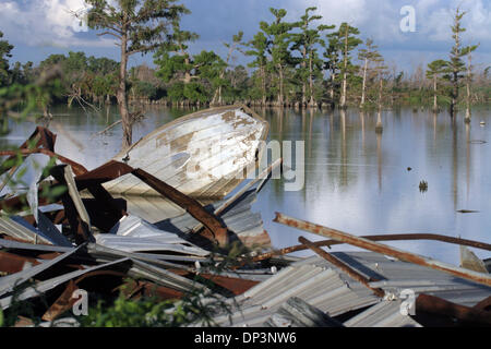 Jul 14, 2006 ; Venise, LA, USA ; vestiges de bateaux en lambeaux et des débris dans la zone de la marina de Venise, la près d'un an après l'ouragan Katrina a frappé la région. Pêche crevettière commerciale et la pêche de ou la prestation d'Alabama, du Mississippi et de la Louisiane ports représente près de la moitié de tous les États-Unis la production de crevettes. Katrina a détruit ou gravement endommagé bateaux de crevettes et de crevettes et de traitement Banque D'Images