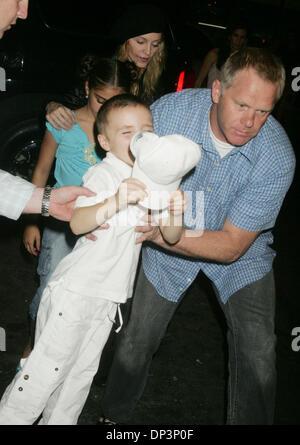 Jul 14, 2006 ; New York, NY, USA ; Singer Madonna et ses enfants fils Rocco et sa fille Lourdes et de son mari GUY RITCHIE arrivent pour soirée services au Centre de la Kabbale. Crédit obligatoire : Photo par Nancy/Kaszerman ZUMA Press. (©) Copyright 2006 by Kaszerman Banque D'Images